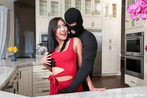 Nữ phạm nhân đĩ lửa ở cam lang thang khi vừa ra tù được ông chú tốt bụng giúp đỡ