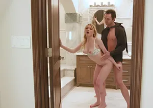 Bú lồn em đồng nghiệp xinh đẹp trong nhà tắm