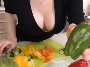 Cô ấy trông giống như một người nổi tiếng trên mạng lai, cao 1,73 mét, với vòng eo thon, ngực lớn, đôi chân dài và thân hình tuyệt đẹp...