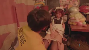 Thường nhìn trộm em gái hàng xóm đối diện, thanh niên bắt gặp cô ấy thẩm du